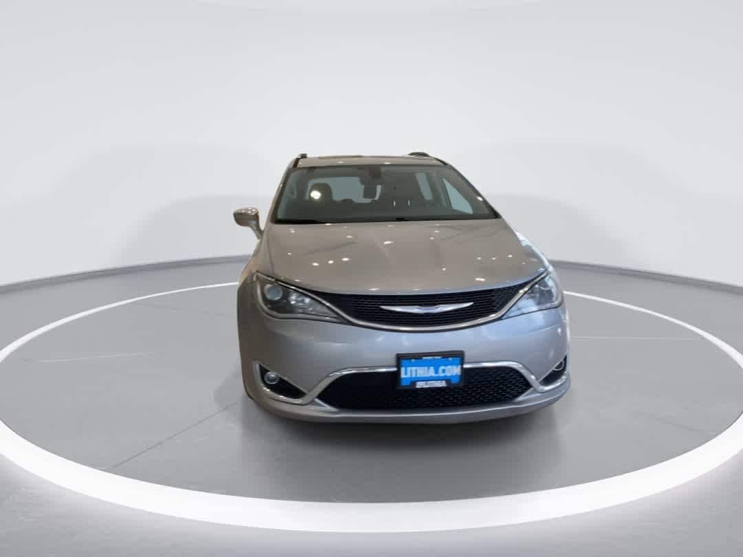 Thumbnail: 2018 Chrysler Pacifica - 3
