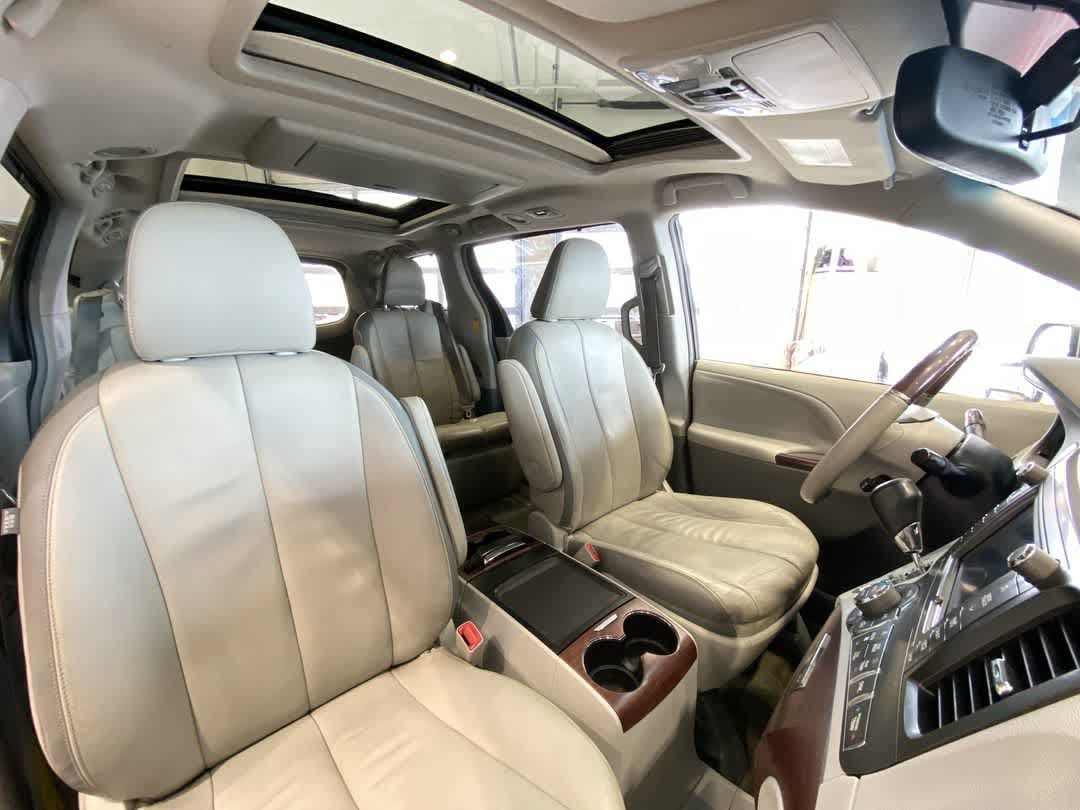 Thumbnail: 2014 Toyota Sienna - 28