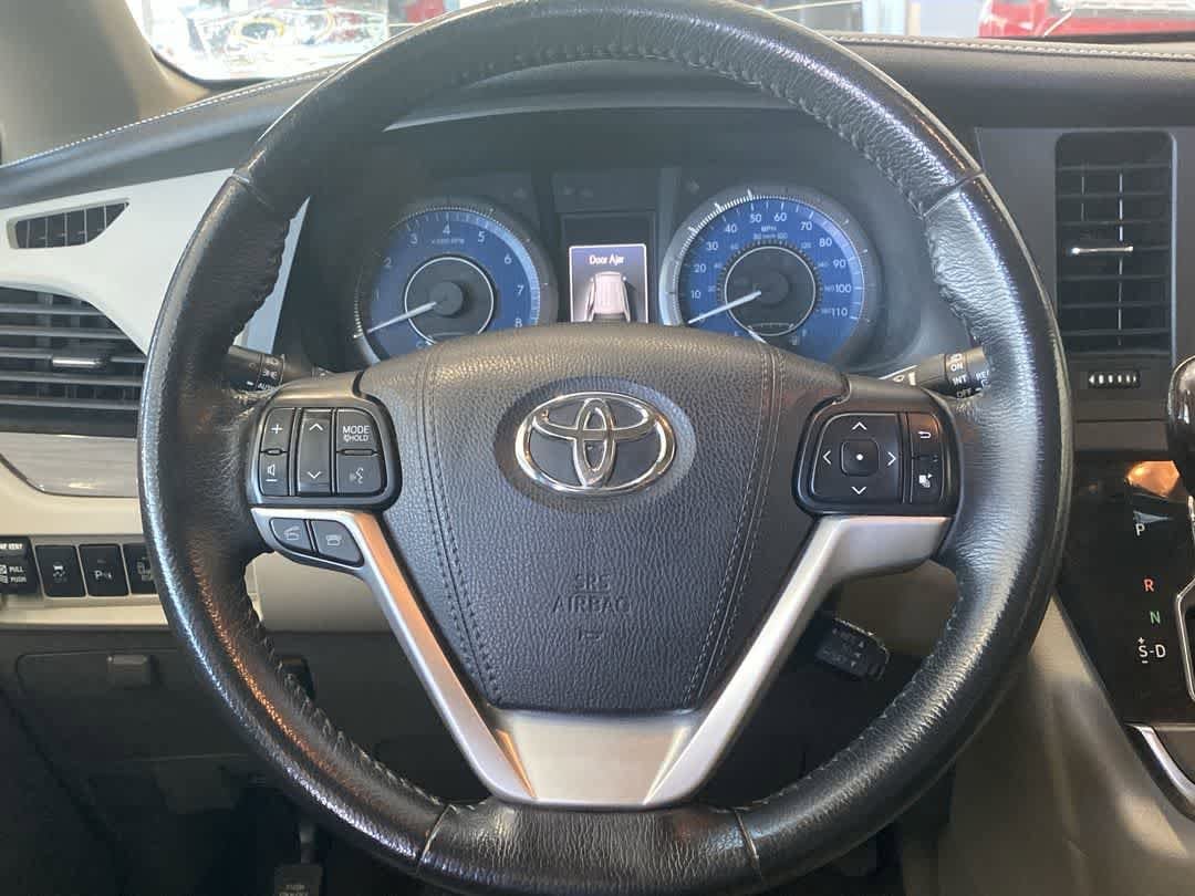 Thumbnail: 2017 Toyota Sienna - 16