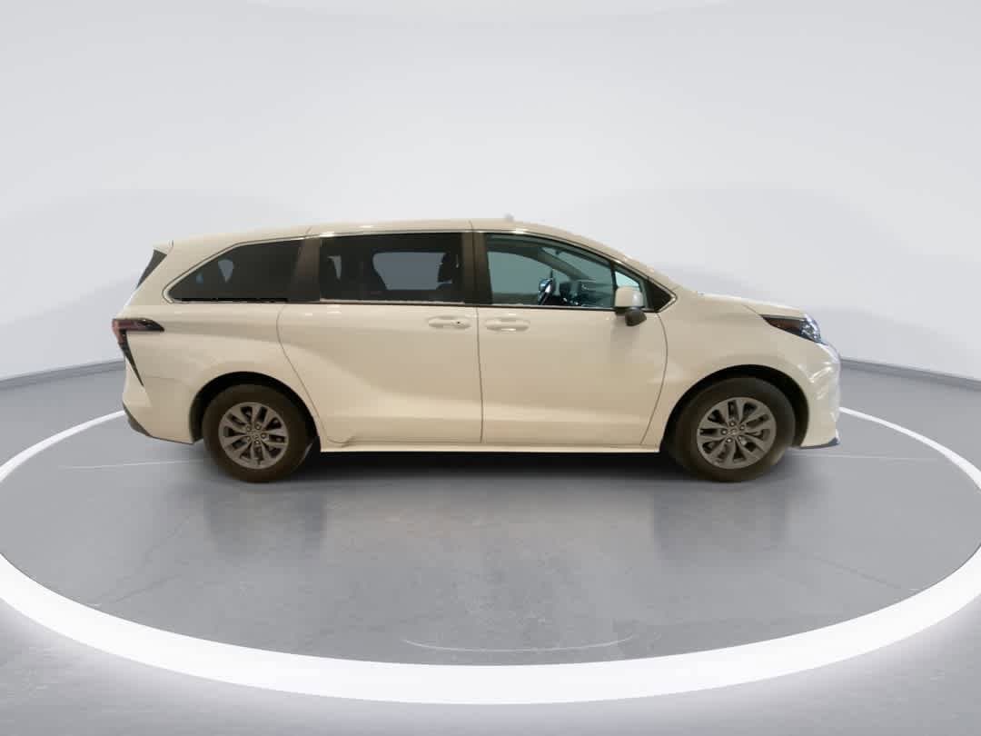 Thumbnail: 2023 Toyota Sienna - 9