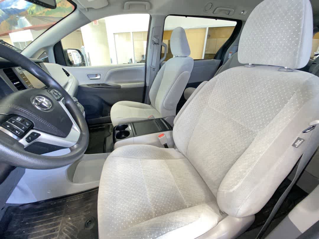Thumbnail: 2020 Toyota Sienna - 13
