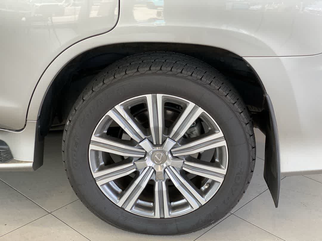 2017 Lexus LX 570 - Photo 12