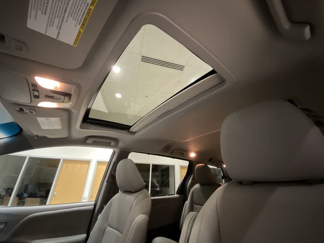 Thumbnail: 2017 Toyota Sienna - 24