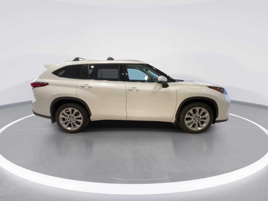 Thumbnail: 2023 Toyota Highlander - 9