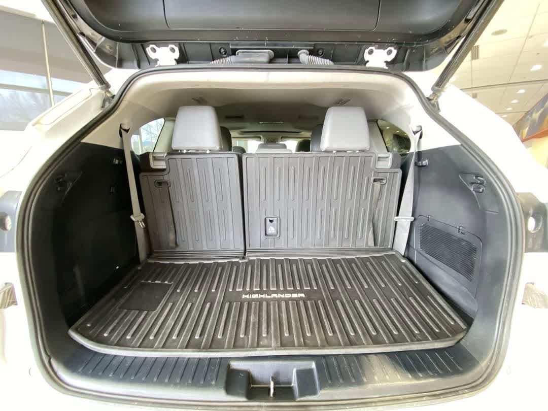 Thumbnail: 2023 Toyota Highlander - 27