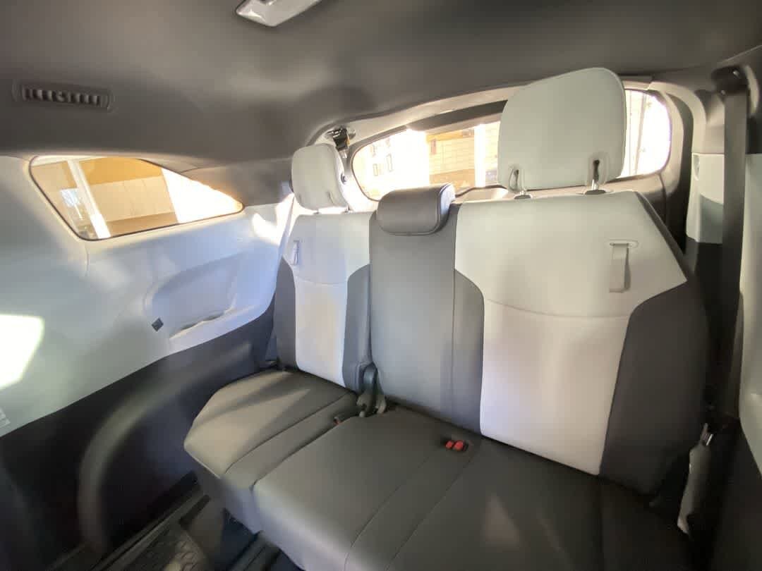 Thumbnail: 2022 Toyota Sienna - 27