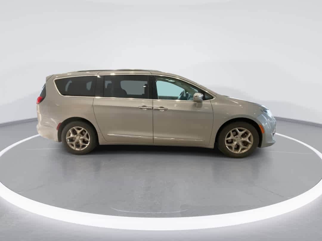 Thumbnail: 2018 Chrysler Pacifica - 9