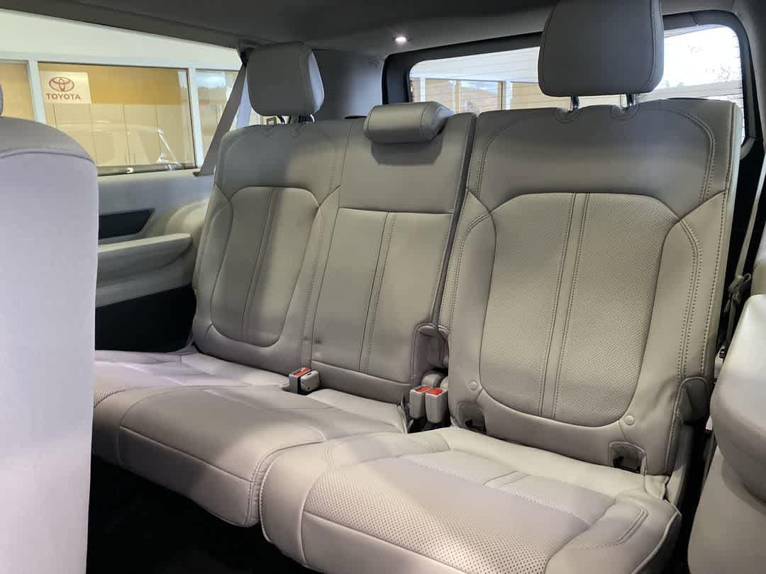 Thumbnail: 2024 Jeep Wagoneer - 23