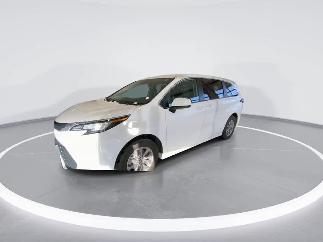 Thumbnail: 2023 Toyota Sienna - 4