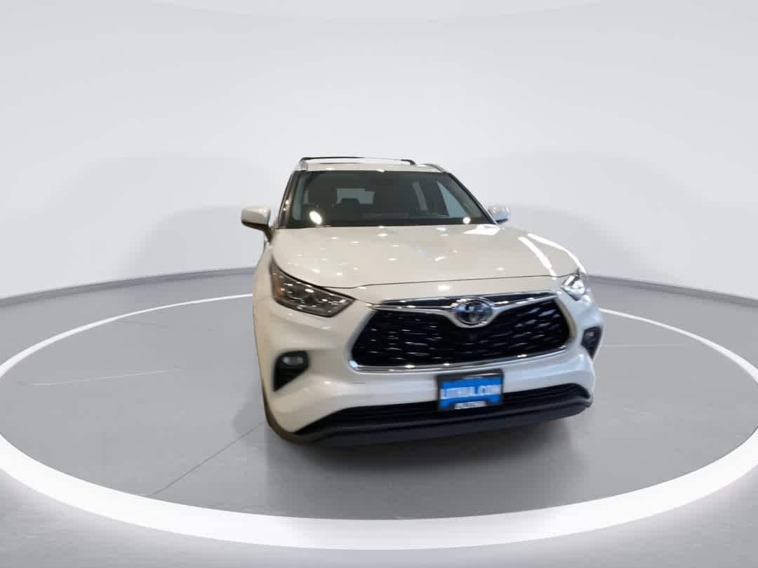 Thumbnail: 2023 Toyota Highlander - 3