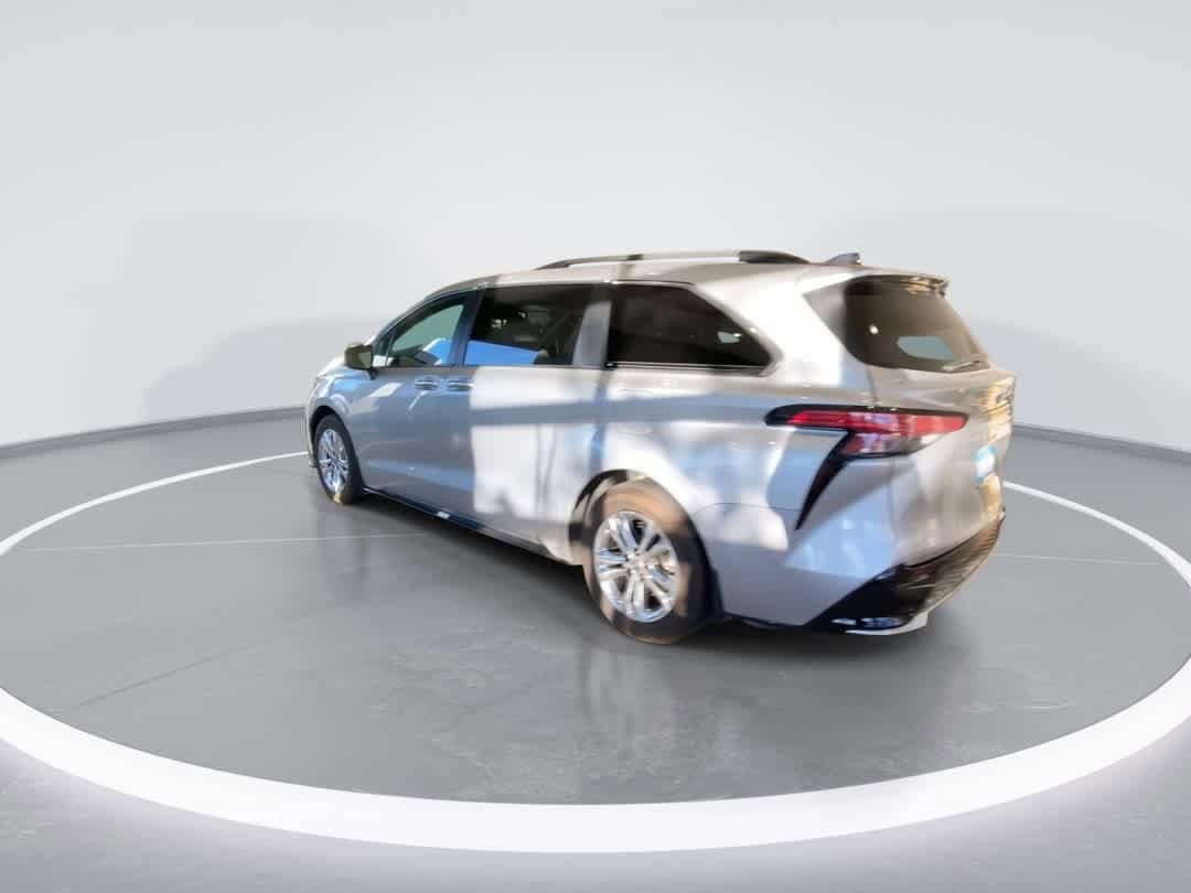 Thumbnail: 2022 Toyota Sienna - 6