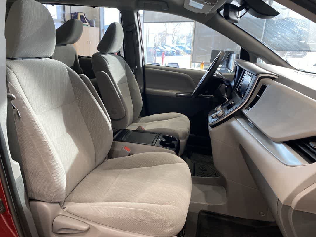 Thumbnail: 2020 Toyota Sienna - 24