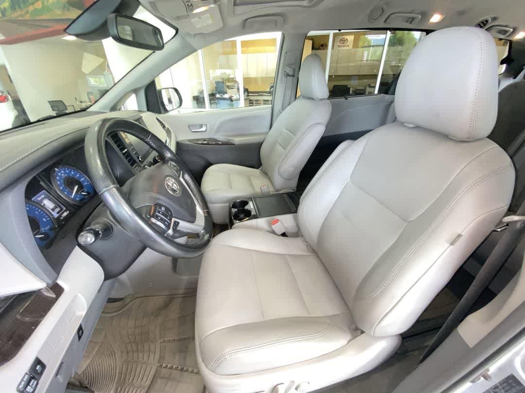 Thumbnail: 2019 Toyota Sienna - 13