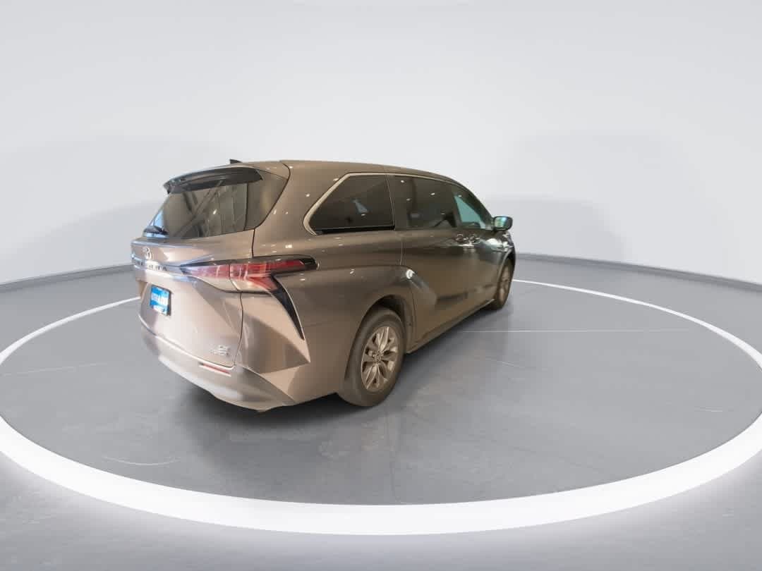 Thumbnail: 2024 Toyota Sienna - 8