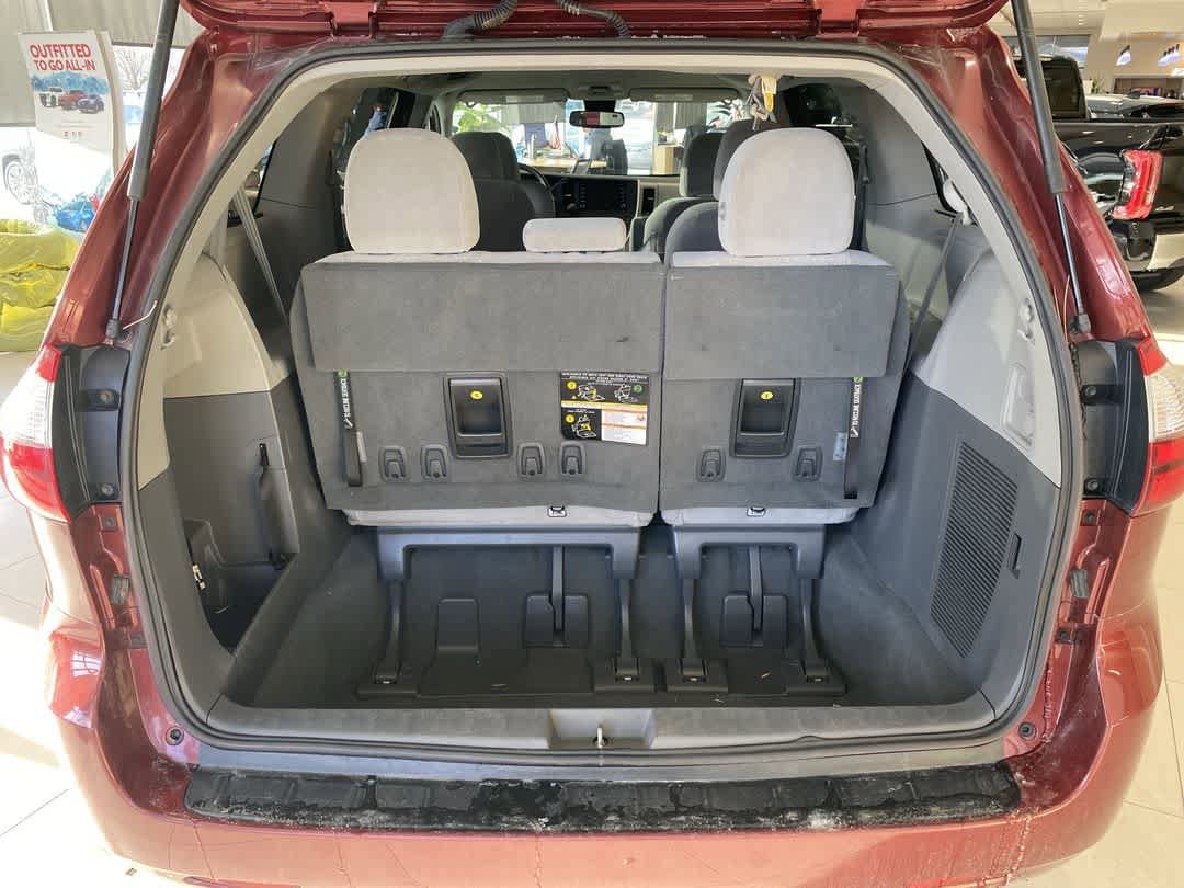 Thumbnail: 2020 Toyota Sienna - 23