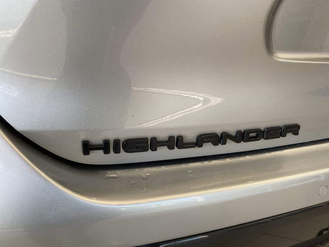 Thumbnail: 2022 Toyota Highlander - 10