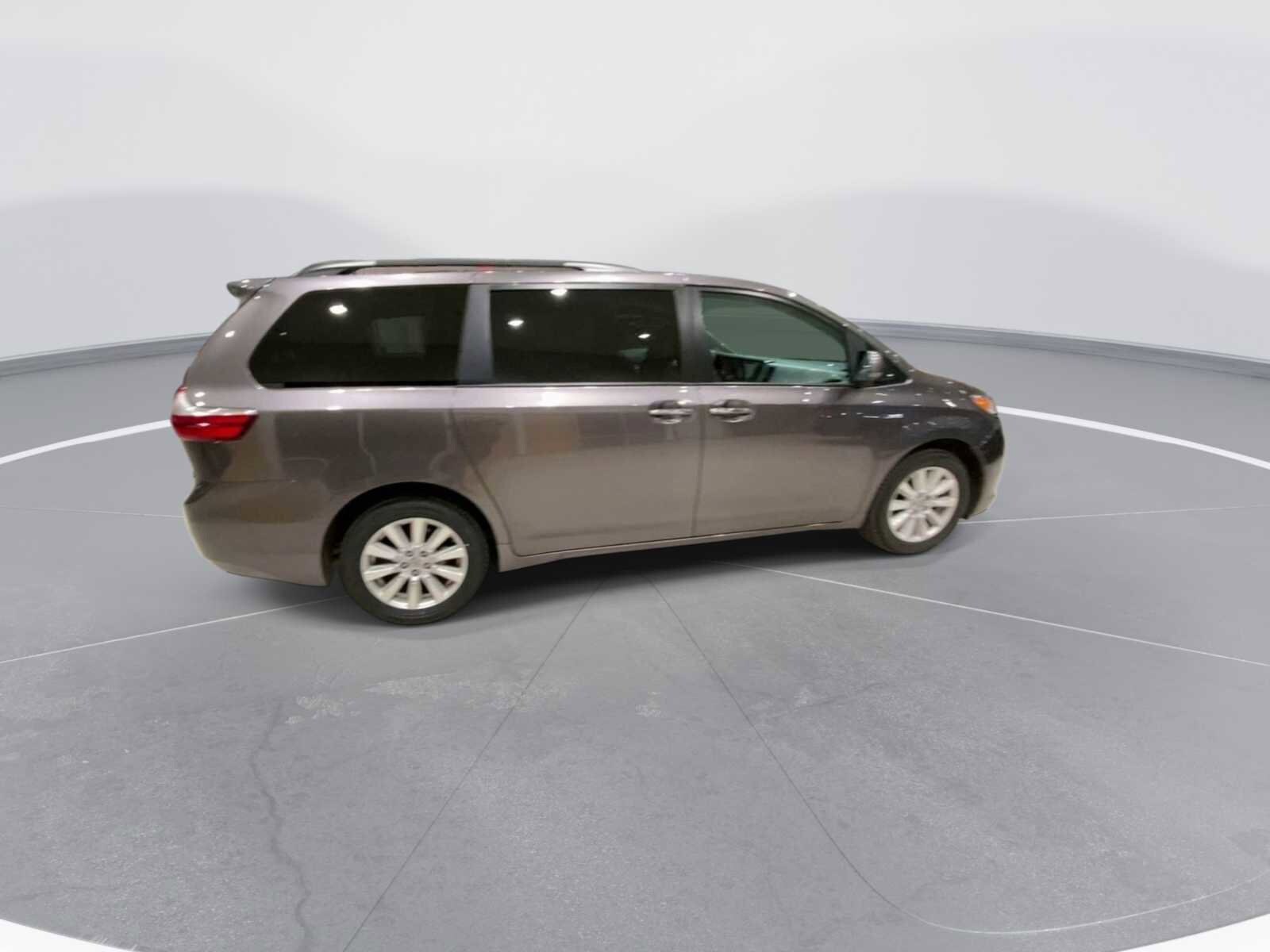 Thumbnail: 2017 Toyota Sienna - 2