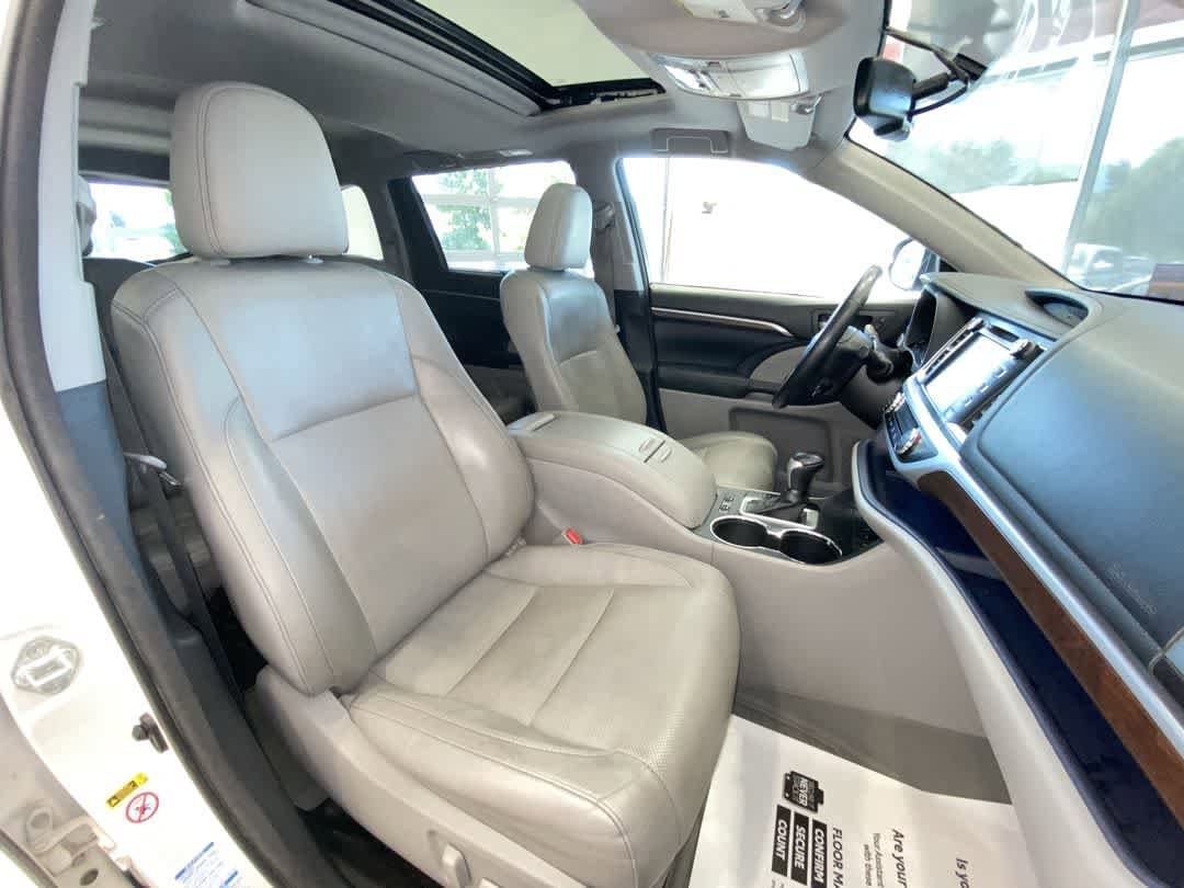Thumbnail: 2015 Toyota Highlander - 28