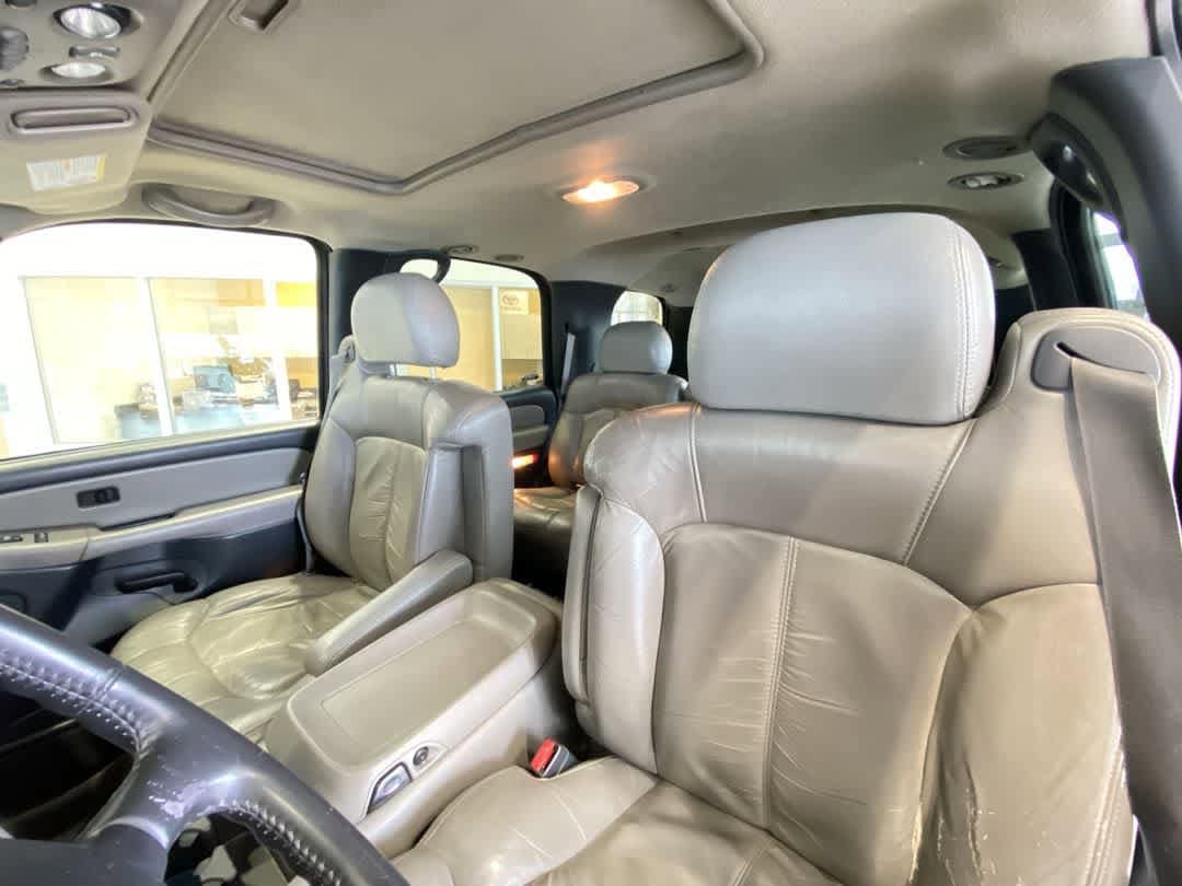 Thumbnail: 2002 Chevrolet Tahoe - 14