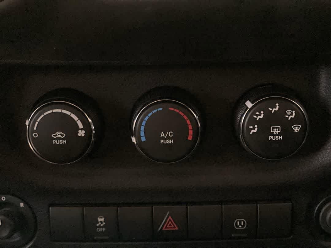 Thumbnail: 2015 Jeep Wrangler - 19