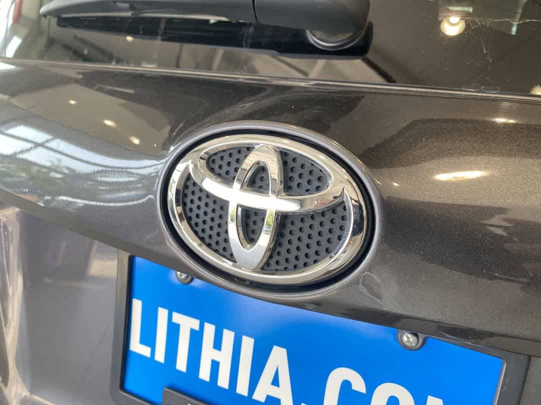 Thumbnail: 2017 Toyota RAV4 - 11