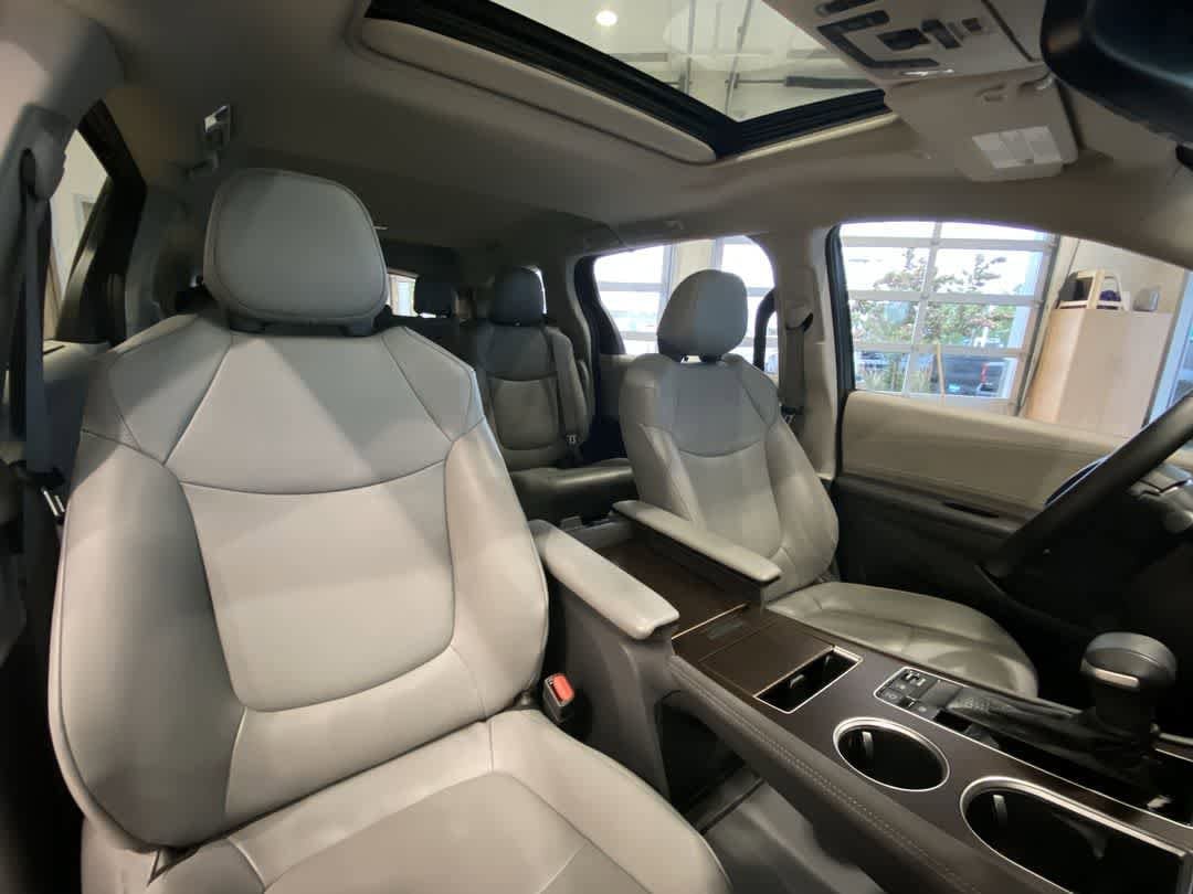 Thumbnail: 2021 Toyota Sienna - 28