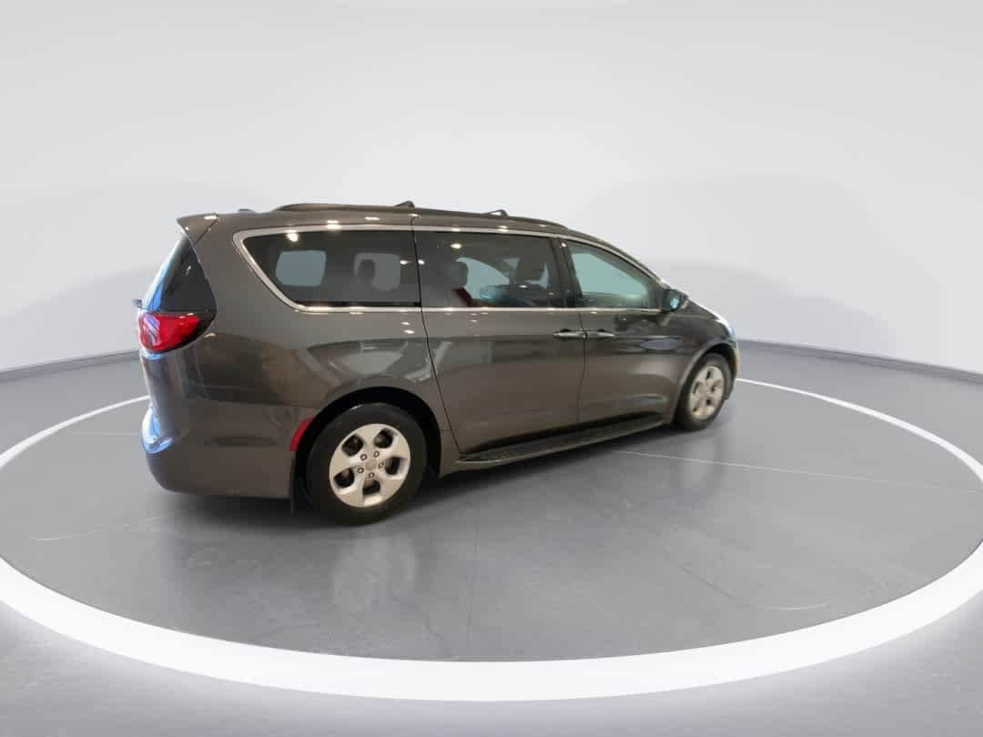 Thumbnail: 2017 Chrysler Pacifica - 8