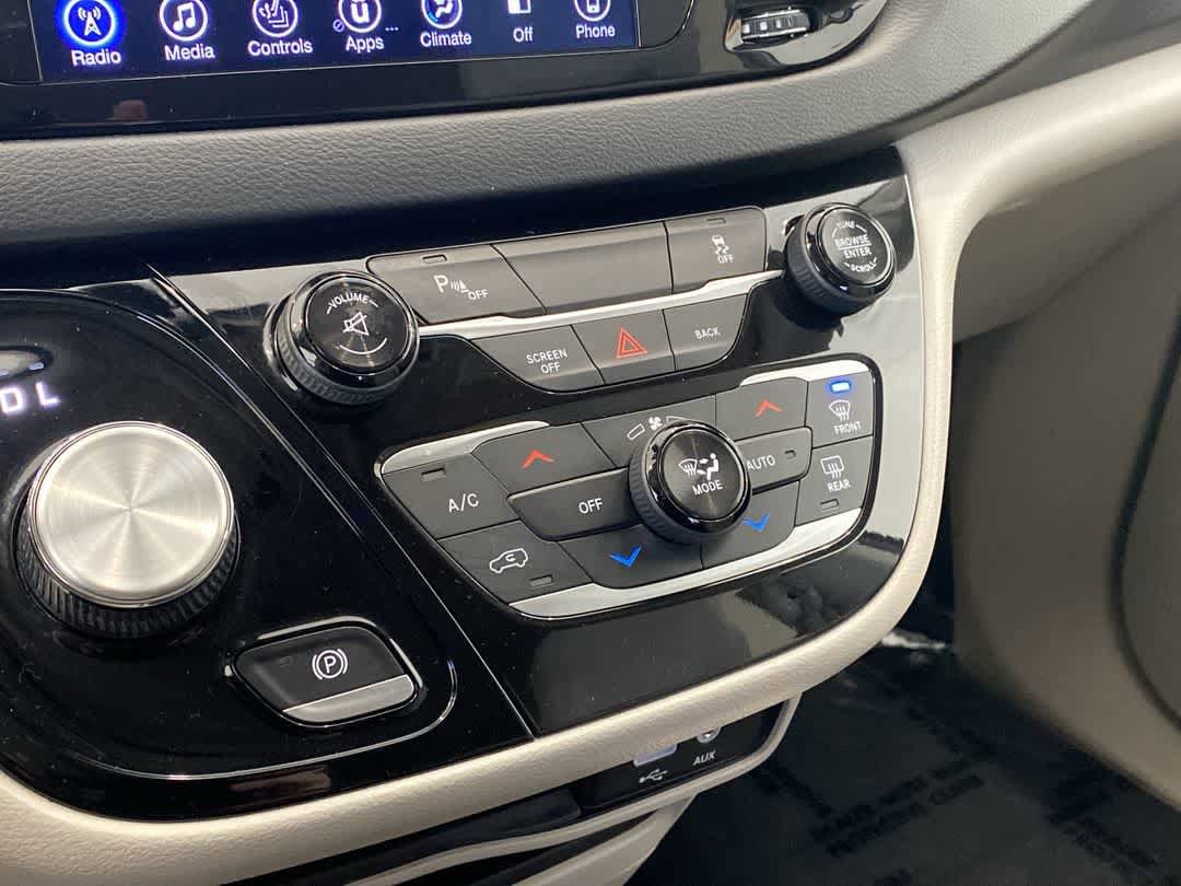 Thumbnail: 2017 Chrysler Pacifica - 18