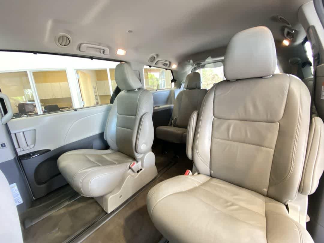 Thumbnail: 2017 Toyota Sienna - 25