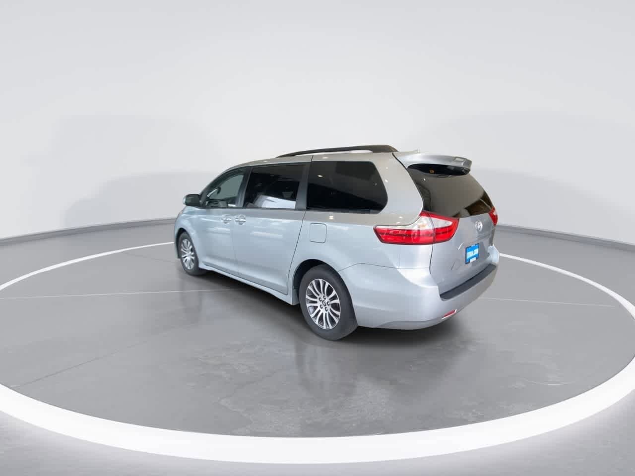 Thumbnail: 2019 Toyota Sienna - 6