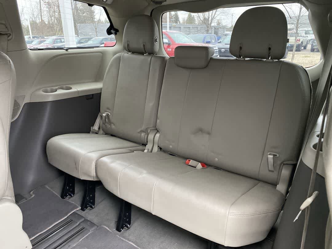 Thumbnail: 2020 Toyota Sienna - 24