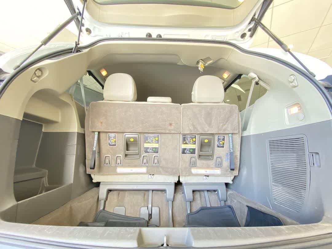 Thumbnail: 2017 Toyota Sienna - 27