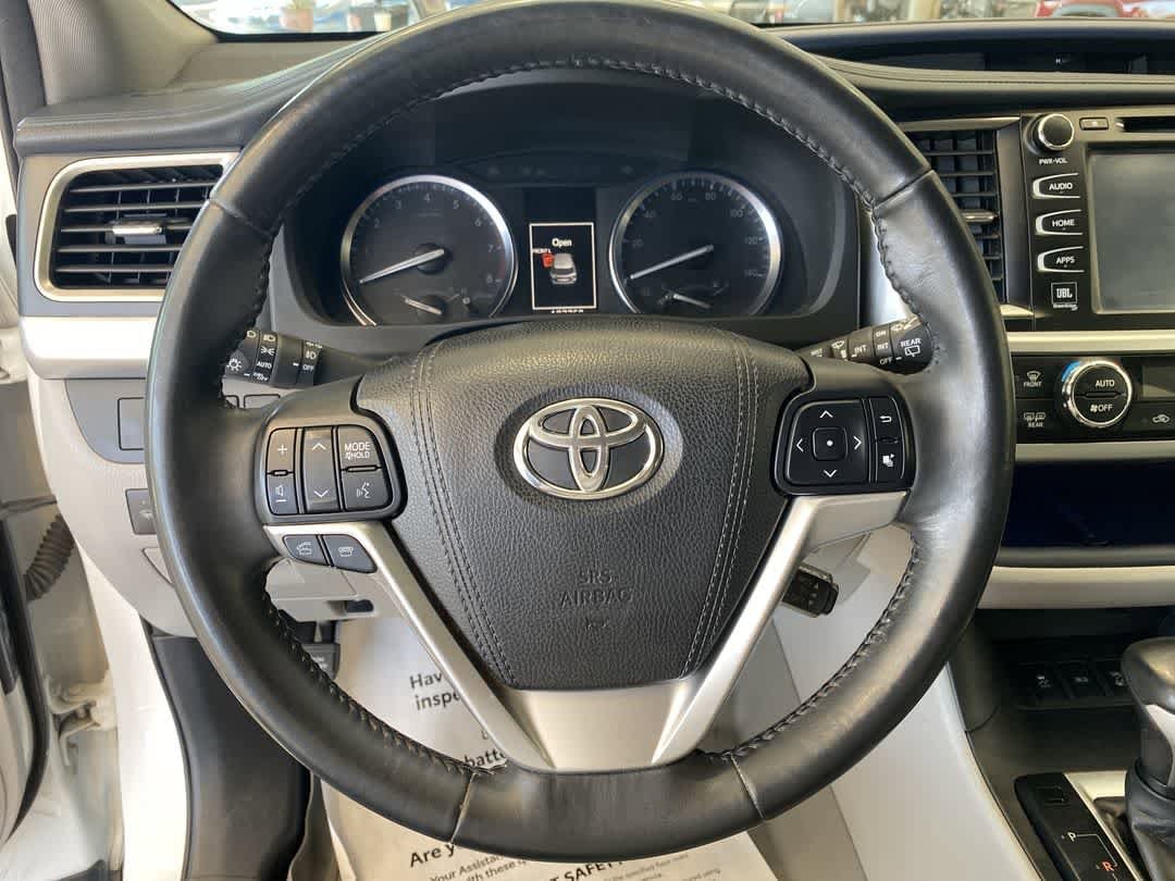 Thumbnail: 2015 Toyota Highlander - 16