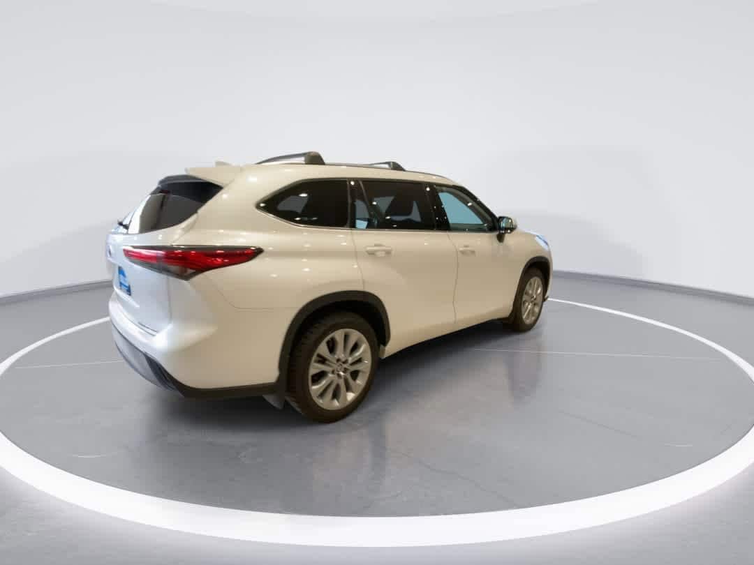 Thumbnail: 2023 Toyota Highlander - 8
