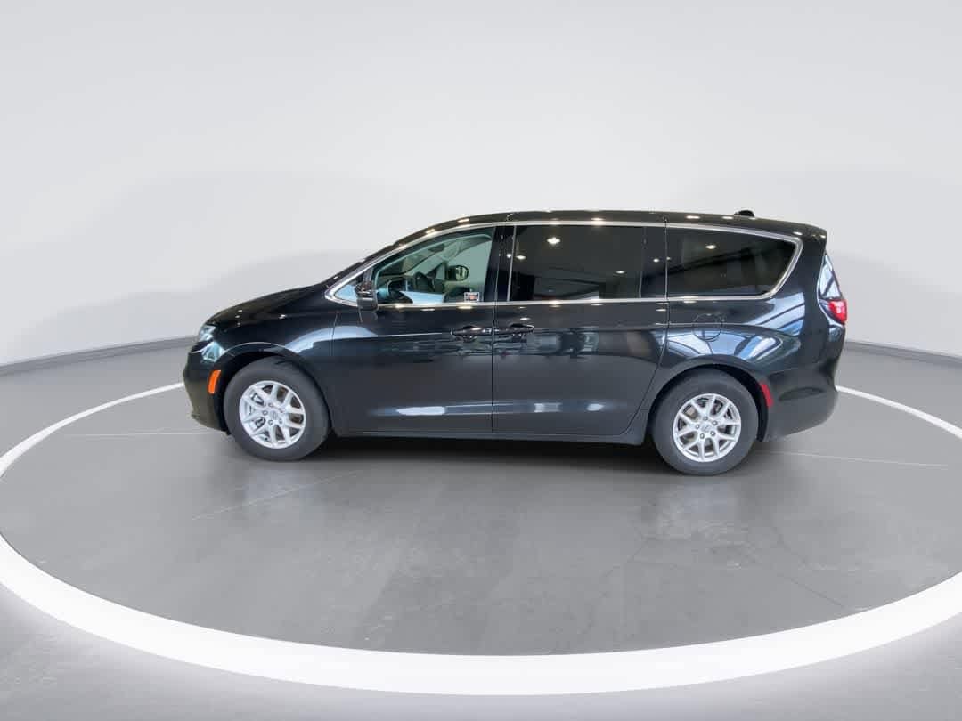 Thumbnail: 2023 Chrysler Pacifica - 5