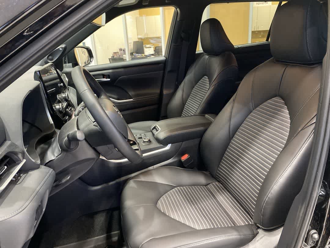 Thumbnail: 2025 Toyota Highlander - 13