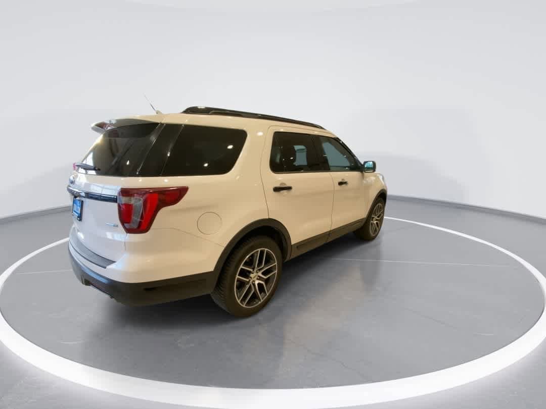 Thumbnail: 2019 Ford Explorer - 8