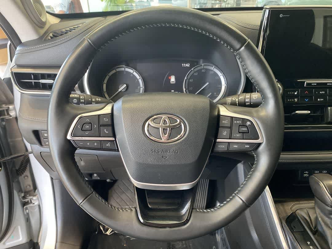 Thumbnail: 2022 Toyota Highlander - 16