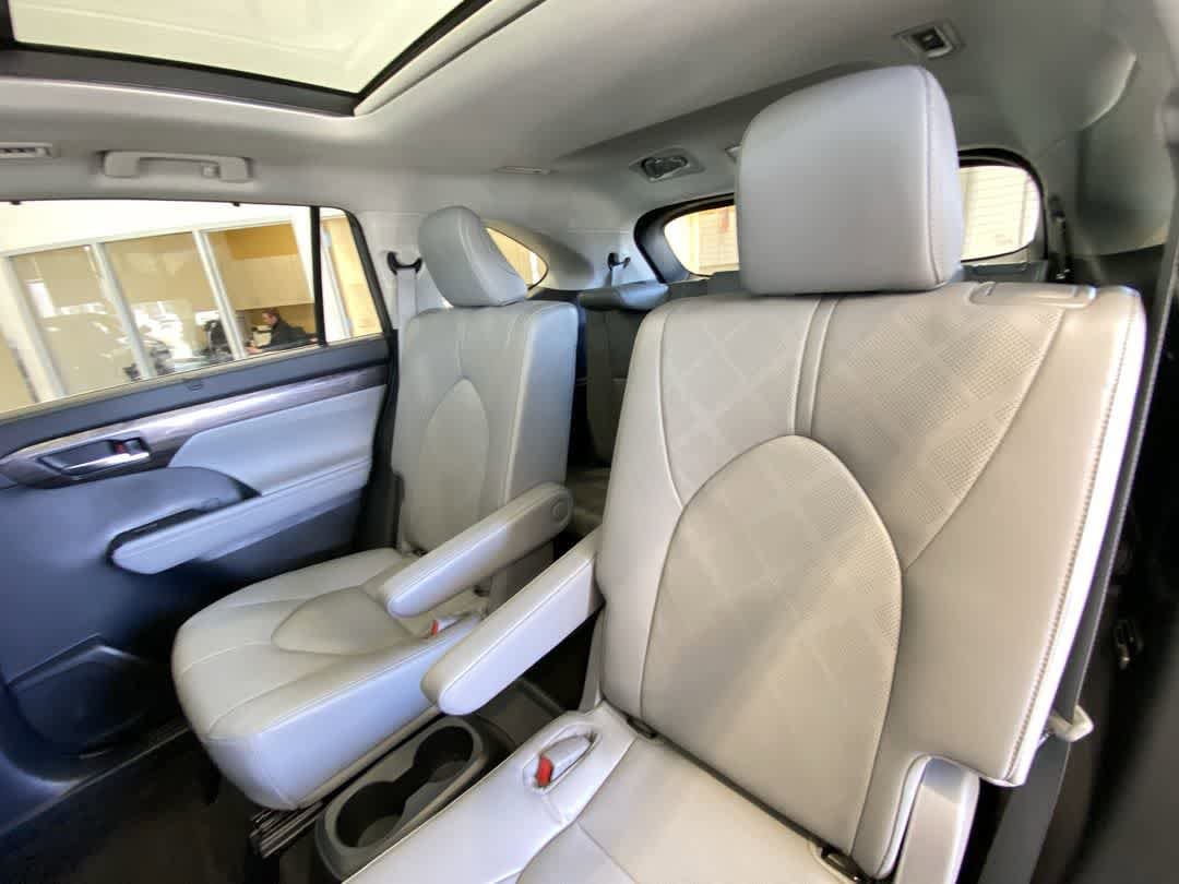 Thumbnail: 2023 Toyota Highlander - 25