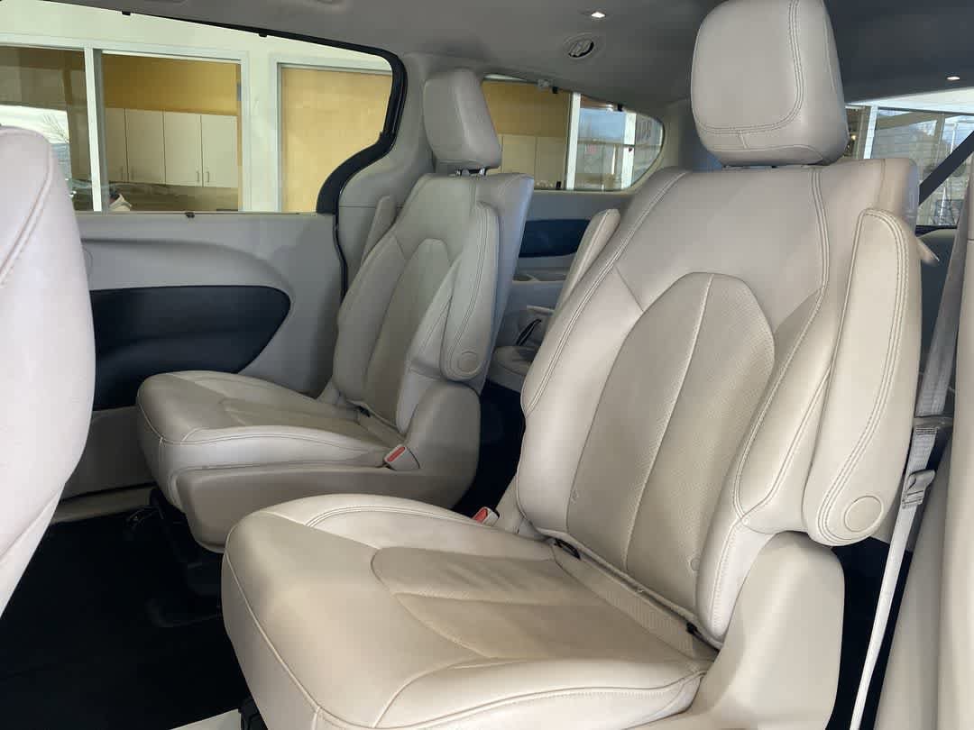 Thumbnail: 2017 Chrysler Pacifica - 21