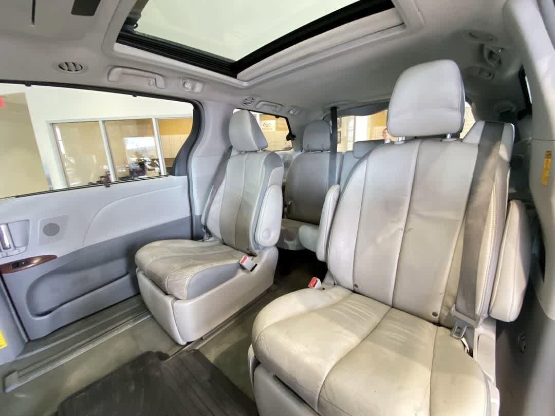 Thumbnail: 2014 Toyota Sienna - 25