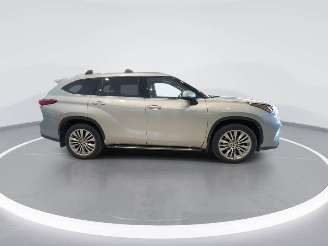 Thumbnail: 2023 Toyota Highlander - 9