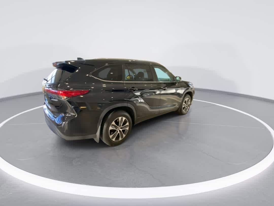 Thumbnail: 2023 Toyota Highlander - 8
