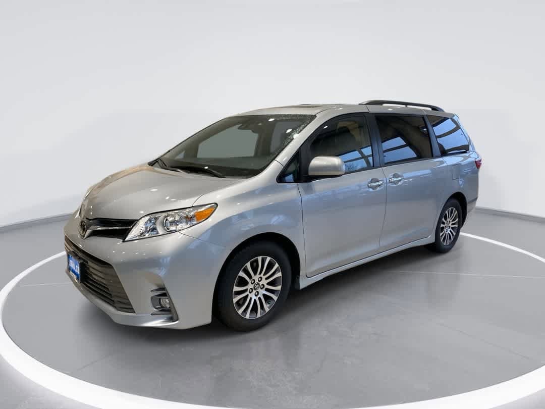 2019 Toyota Sienna XLE's photo