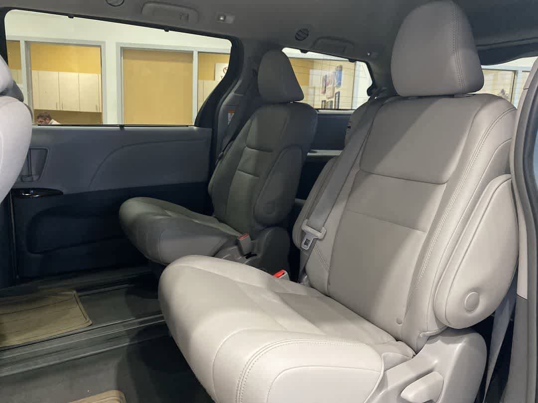 Thumbnail: 2019 Toyota Sienna - 21