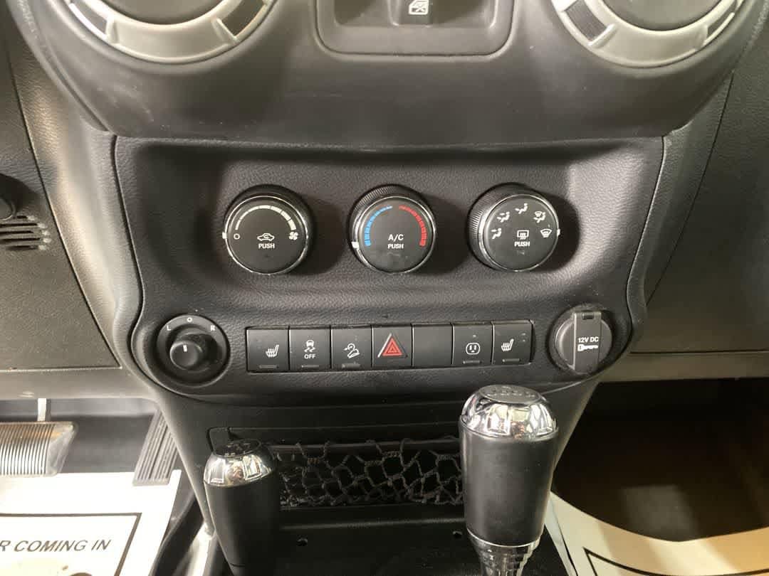 Thumbnail: 2016 Jeep Wrangler - 18