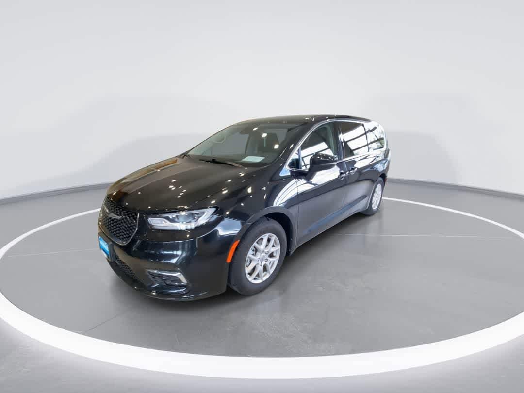 Thumbnail: 2023 Chrysler Pacifica - 4