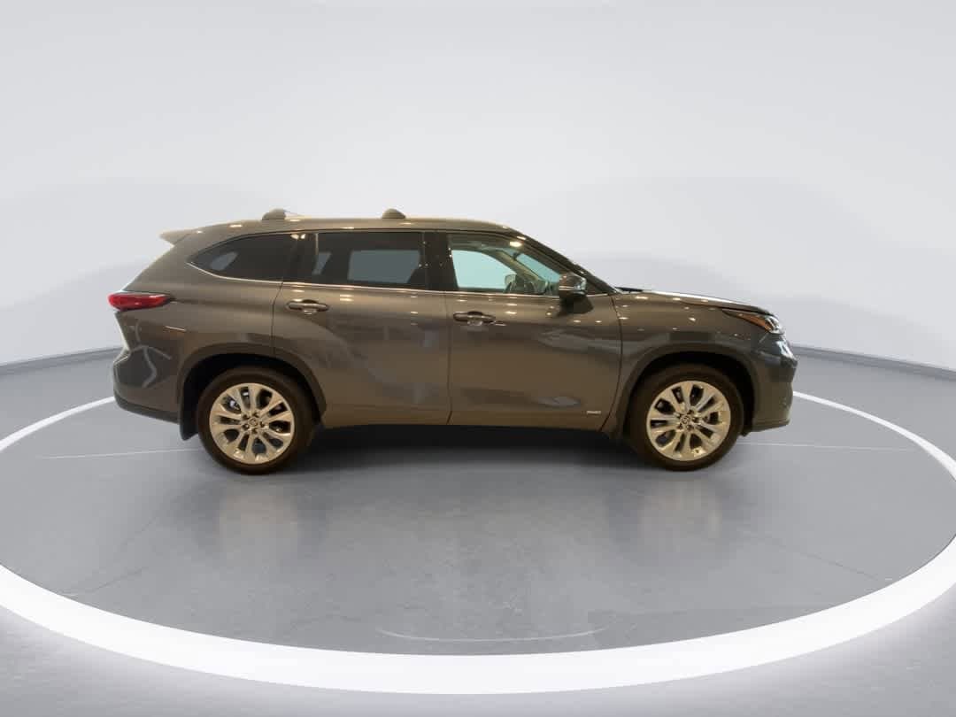 Thumbnail: 2023 Toyota Highlander - 9