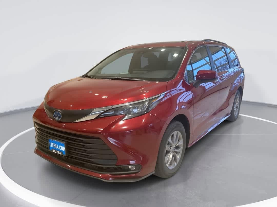 2025 Toyota Sienna XLE's photo