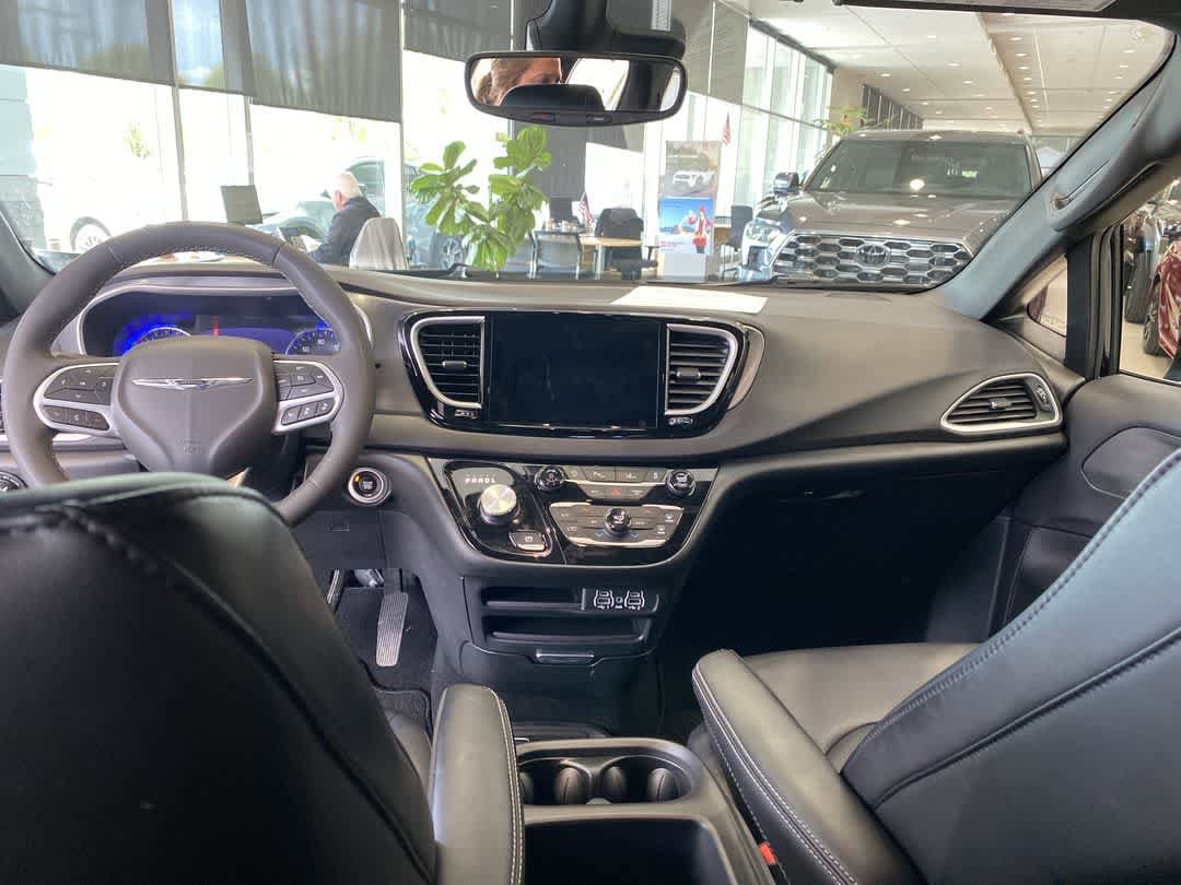 Thumbnail: 2025 Chrysler Pacifica - 10